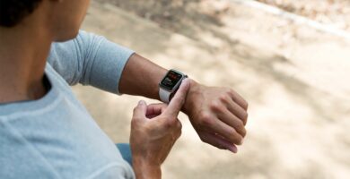8 dolda Apple Watch -funktioner 46 Apple Watch ECG app man on apple watch 12062018 5c40e69446e0fb000145f4df