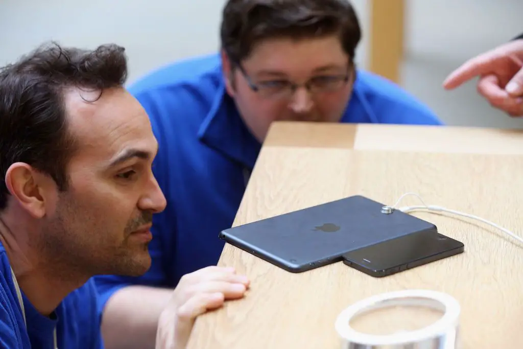 Apples anställda jämför tjockleken på en iPhone och en ny iPad mini