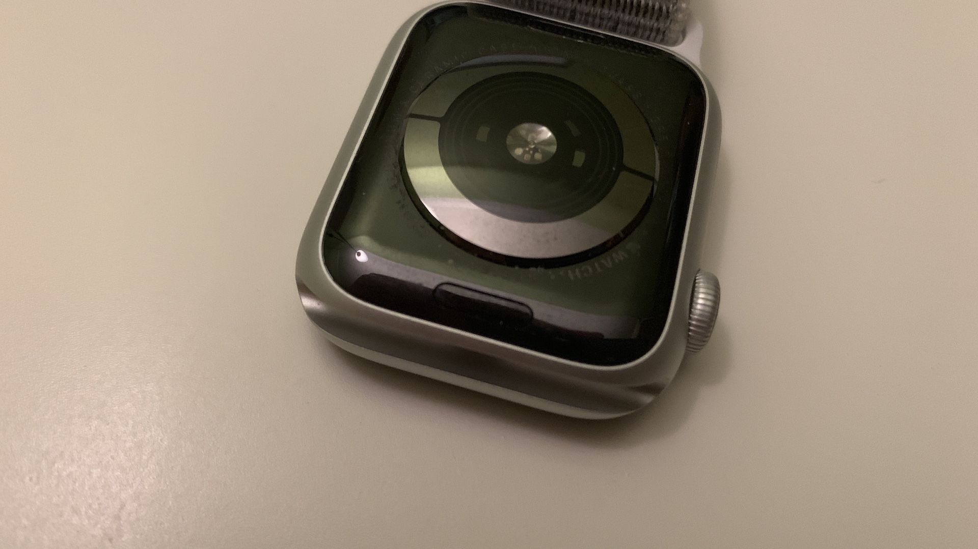 En Apple Watch med armbandet borttaget