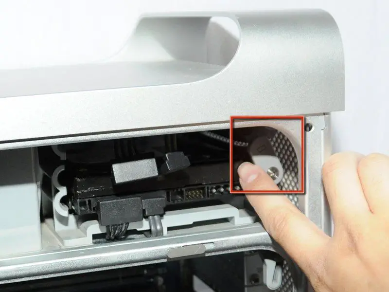 G5 Mac med spärr för att hålla interna enheter. 