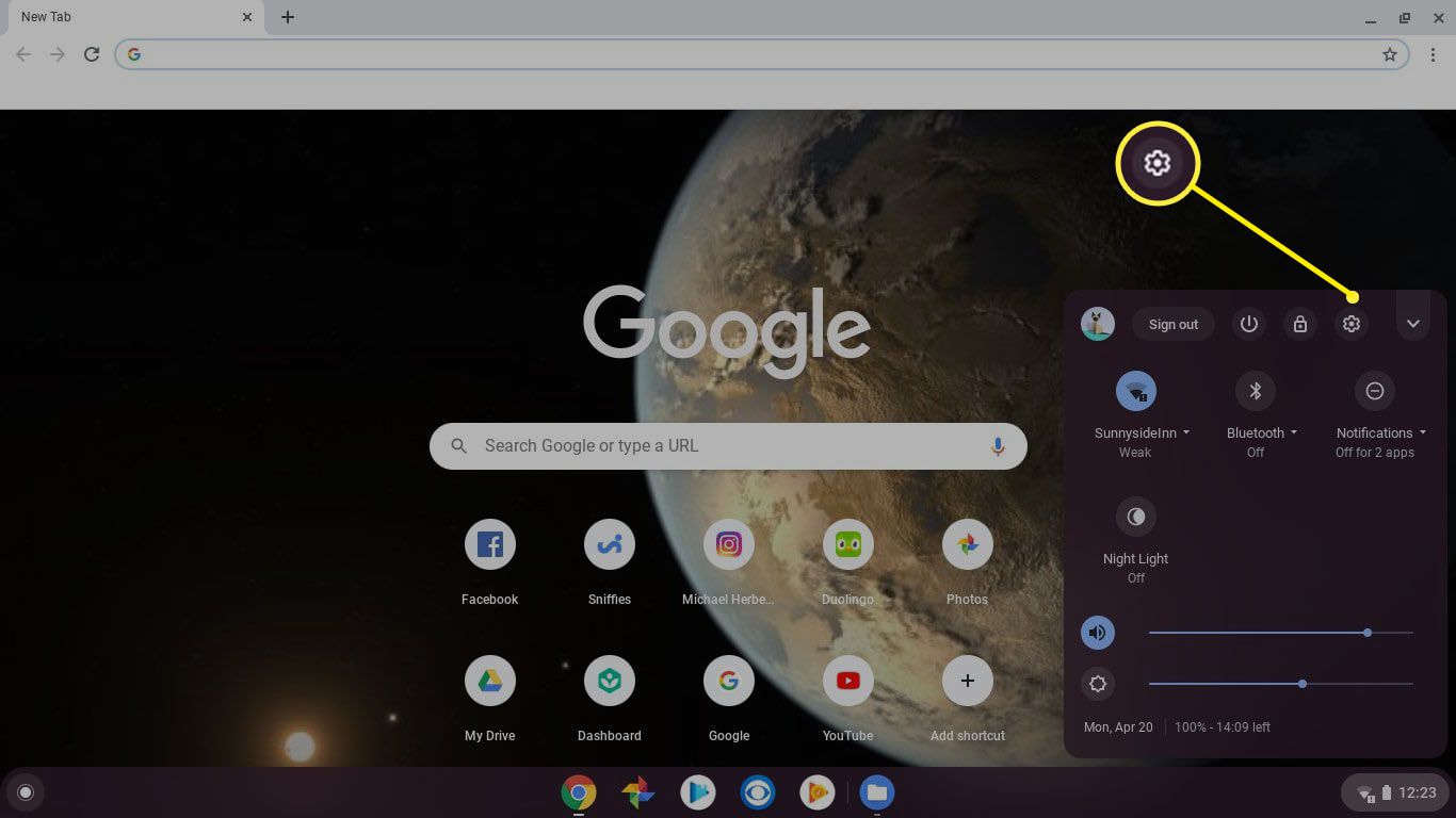 Logga in på din Chromebook som nuvarande ägare och välj klockan i Chromebook-hyllan och välj sedan Inställningsväxeln.