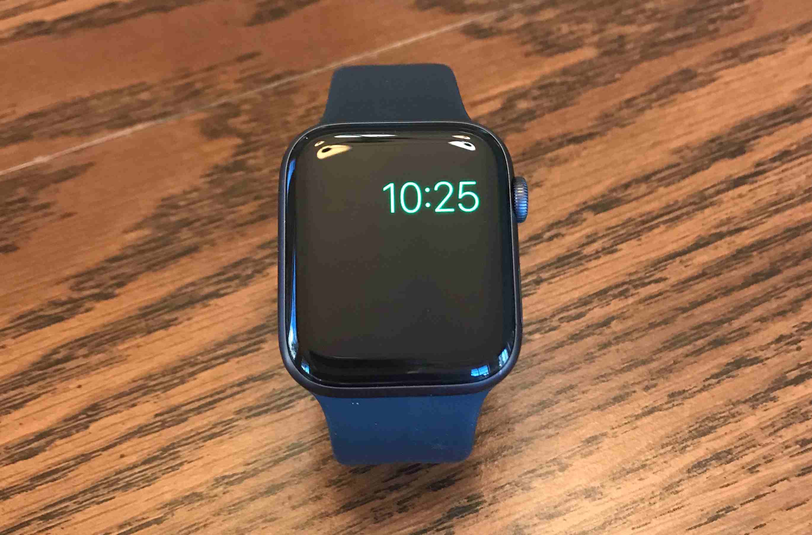 En Apple Watch som visar bara tiden i strömreservläge
