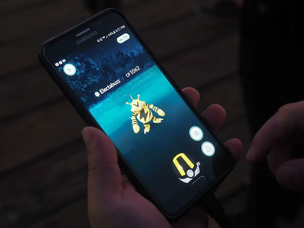 Pokemon Go körs på en Samsung-telefon med en Electabuzz på skärmen
