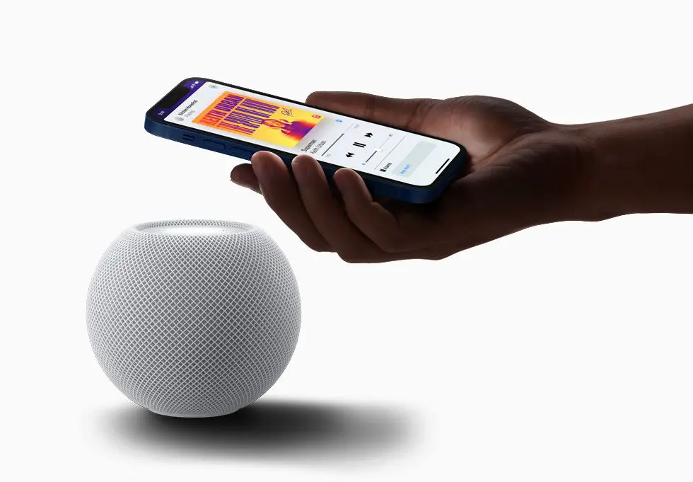 Apples HomePod Mini är liten, hög och stolt 1 iPhoneheldnexttoHomePodMinilarge a8661be4bfa74ba19acbb733991affe1