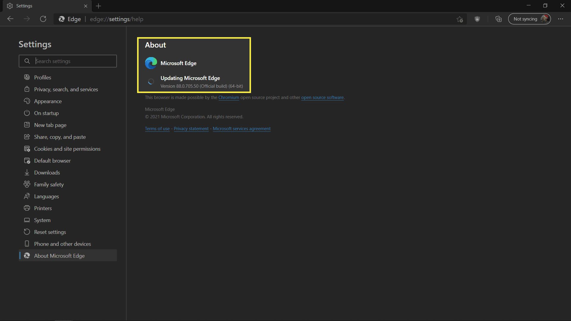 Microsoft Edge söker efter och installerar uppdateringar.
