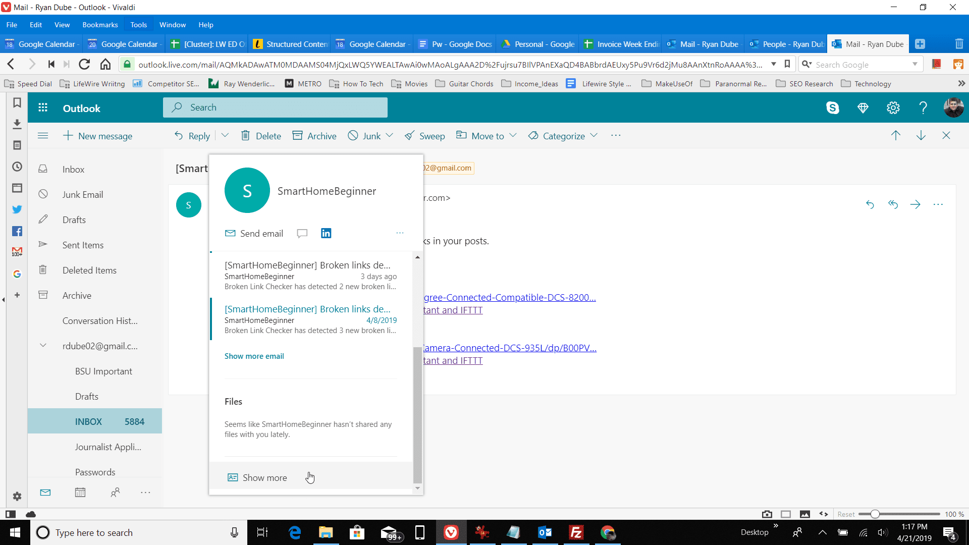 Skärmdump av länken Visa mer för en Outlook.com-kontakt