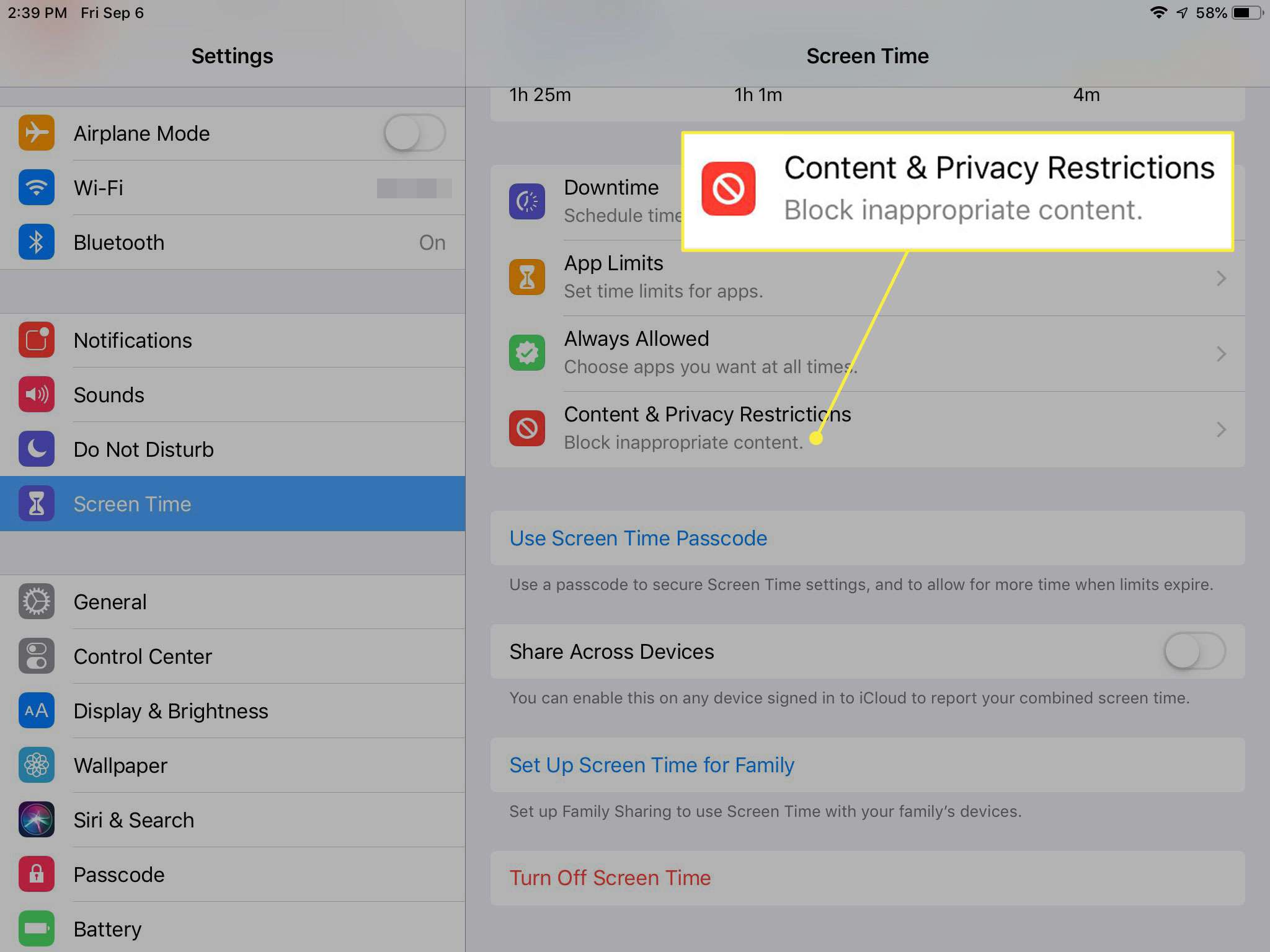 En skärmdump av iPad: s inställningar för skärmtid med "Innehåll och sekretessbegränsningar" alternativet markerat