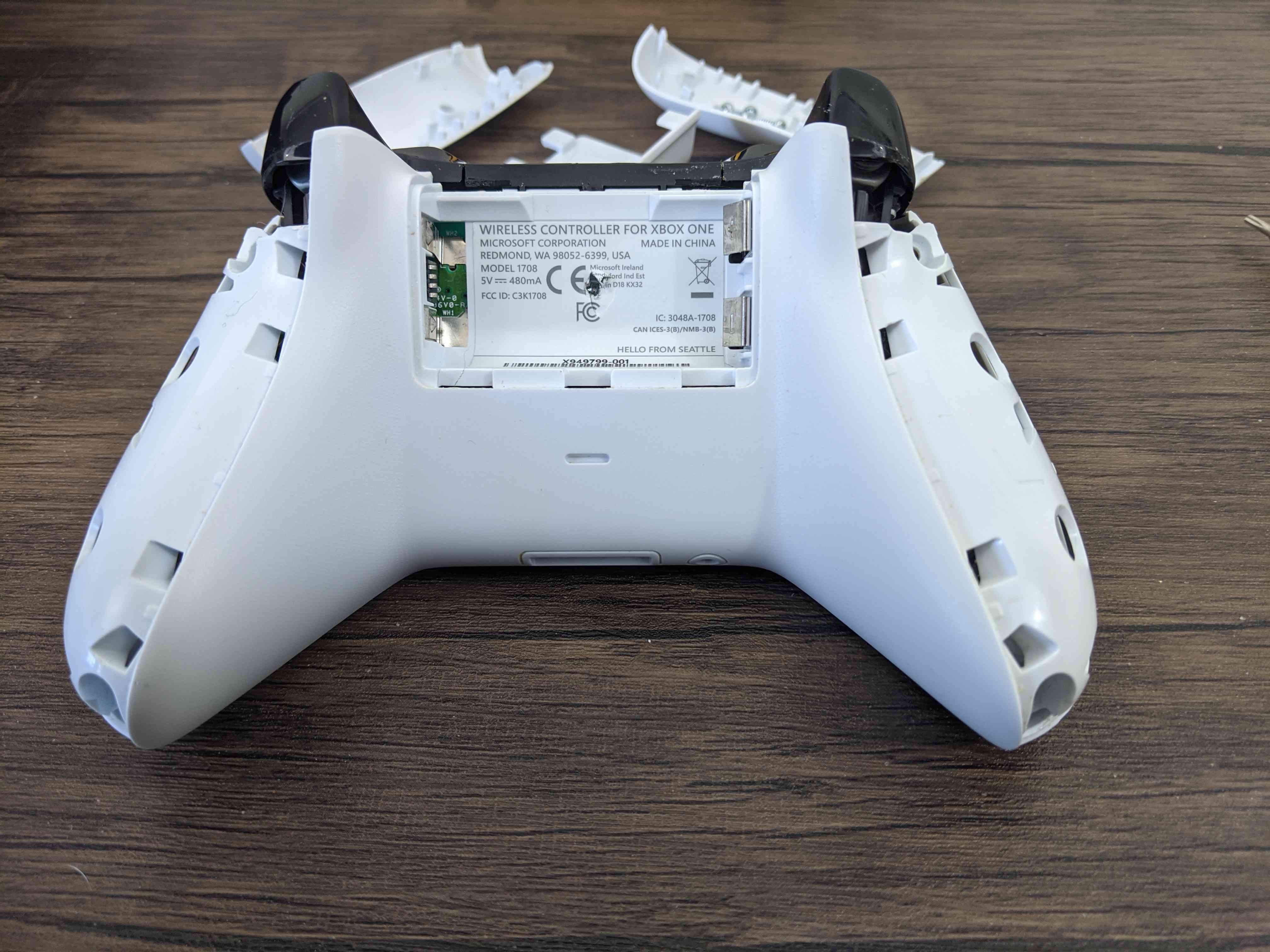 En Xbox One-kontroller som är redo att ta isär.