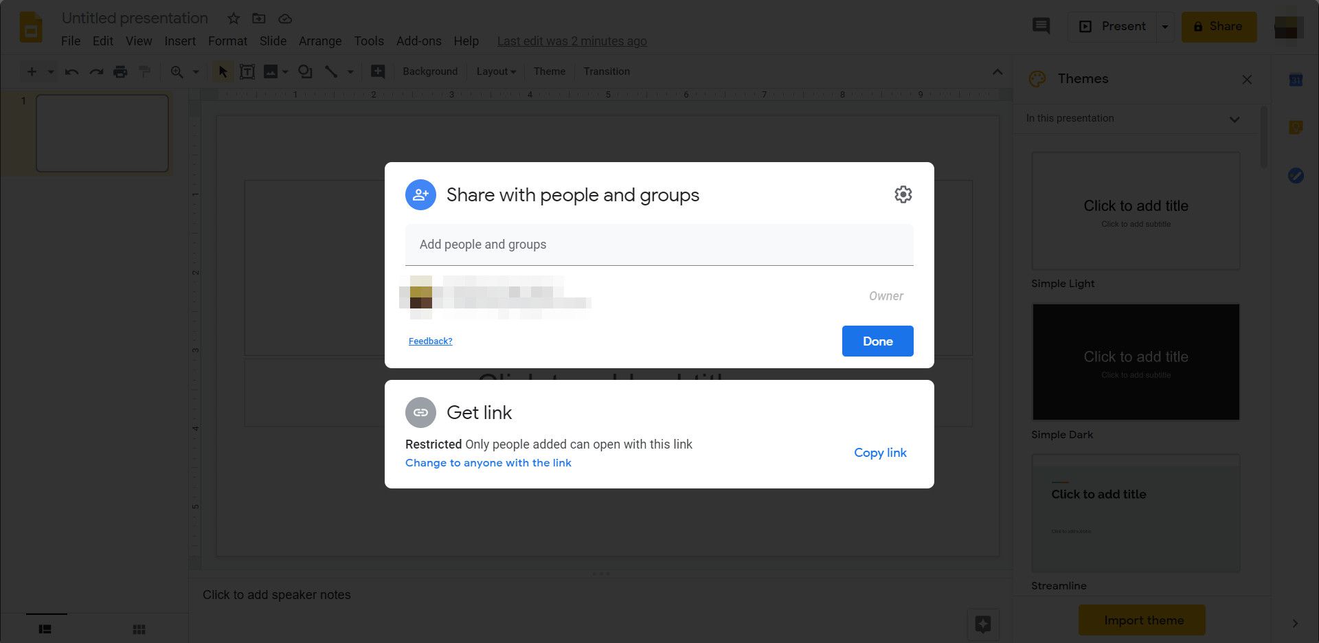 Använd Dela-knappen för att lägga till medarbetare i presentationen av Google Presentationer
