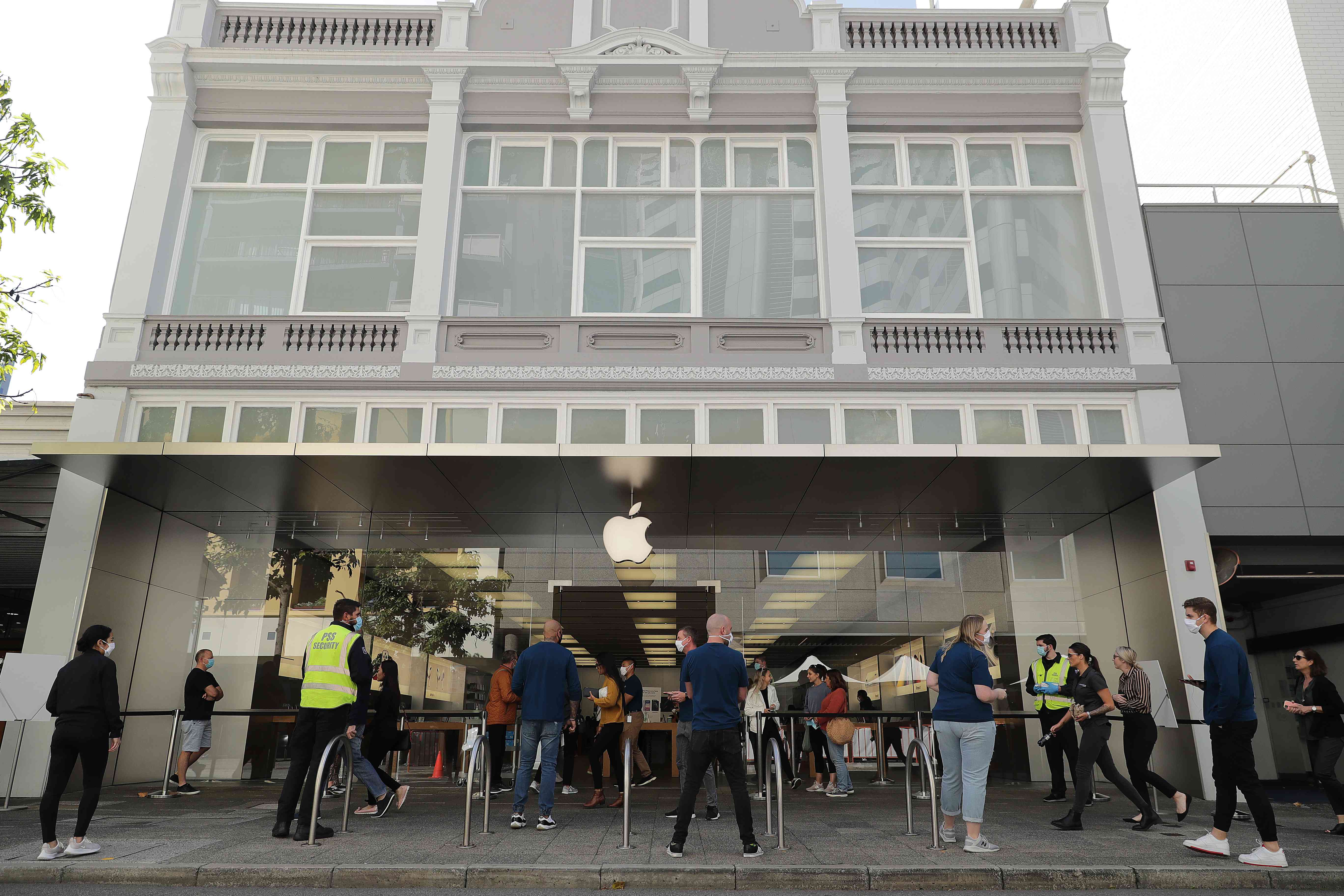 Apples personal ställer hälsofrågor för personer som går in i Apple Store i Perths CBD