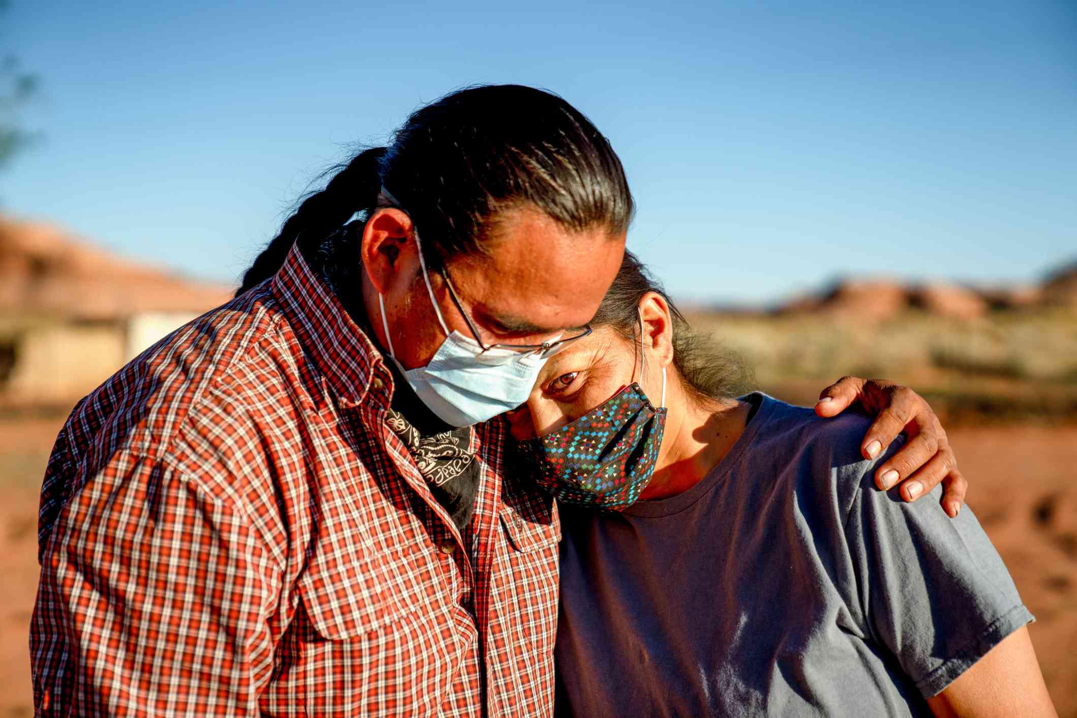 En man och hustru från Navajo uppmuntrar varandra på grund av Coronavirusförbudet från Tribal Council i Arizona