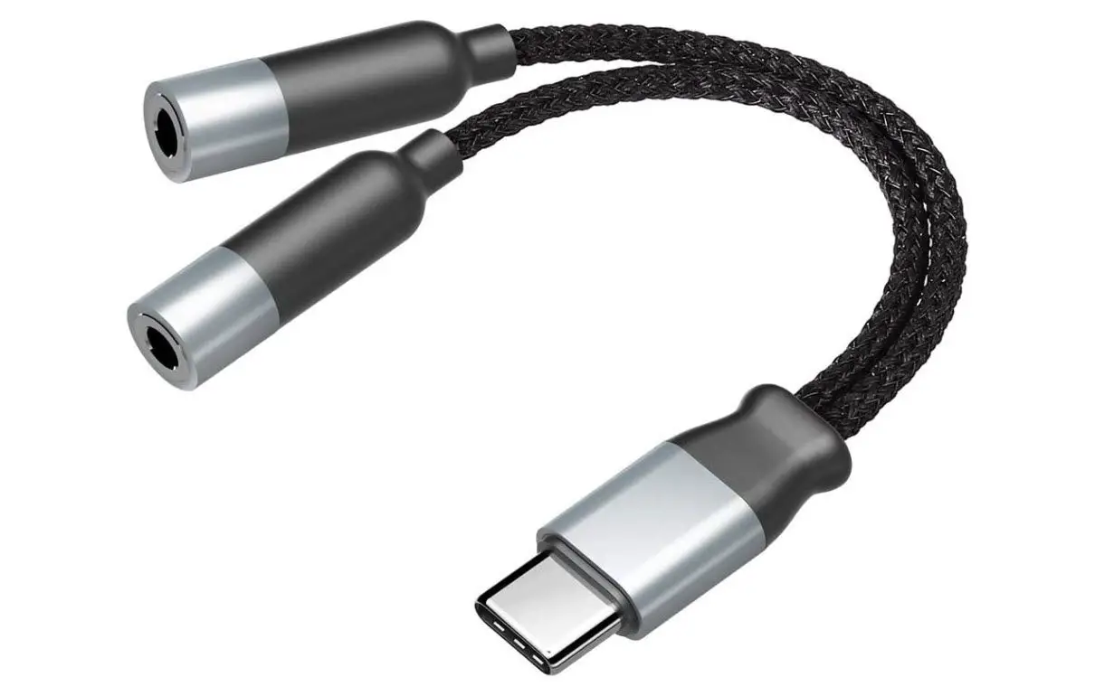 En dubbel uttag till USB-C-adapter för headset.