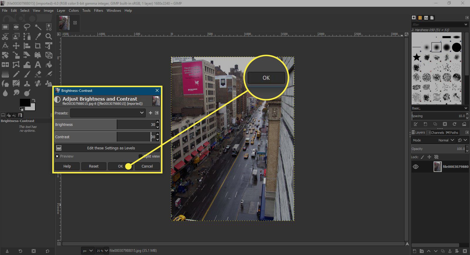 En skärmdump av GIMP: s ljusstyrka / kontrastfönster med OK-knappen markerad
