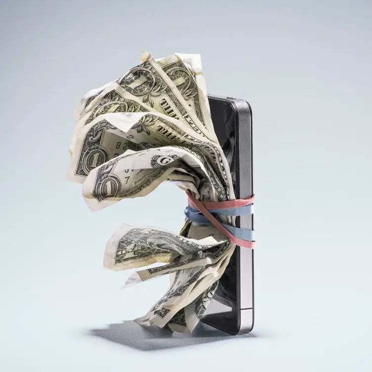 Dollarräkningar kopplade till en smartphone
