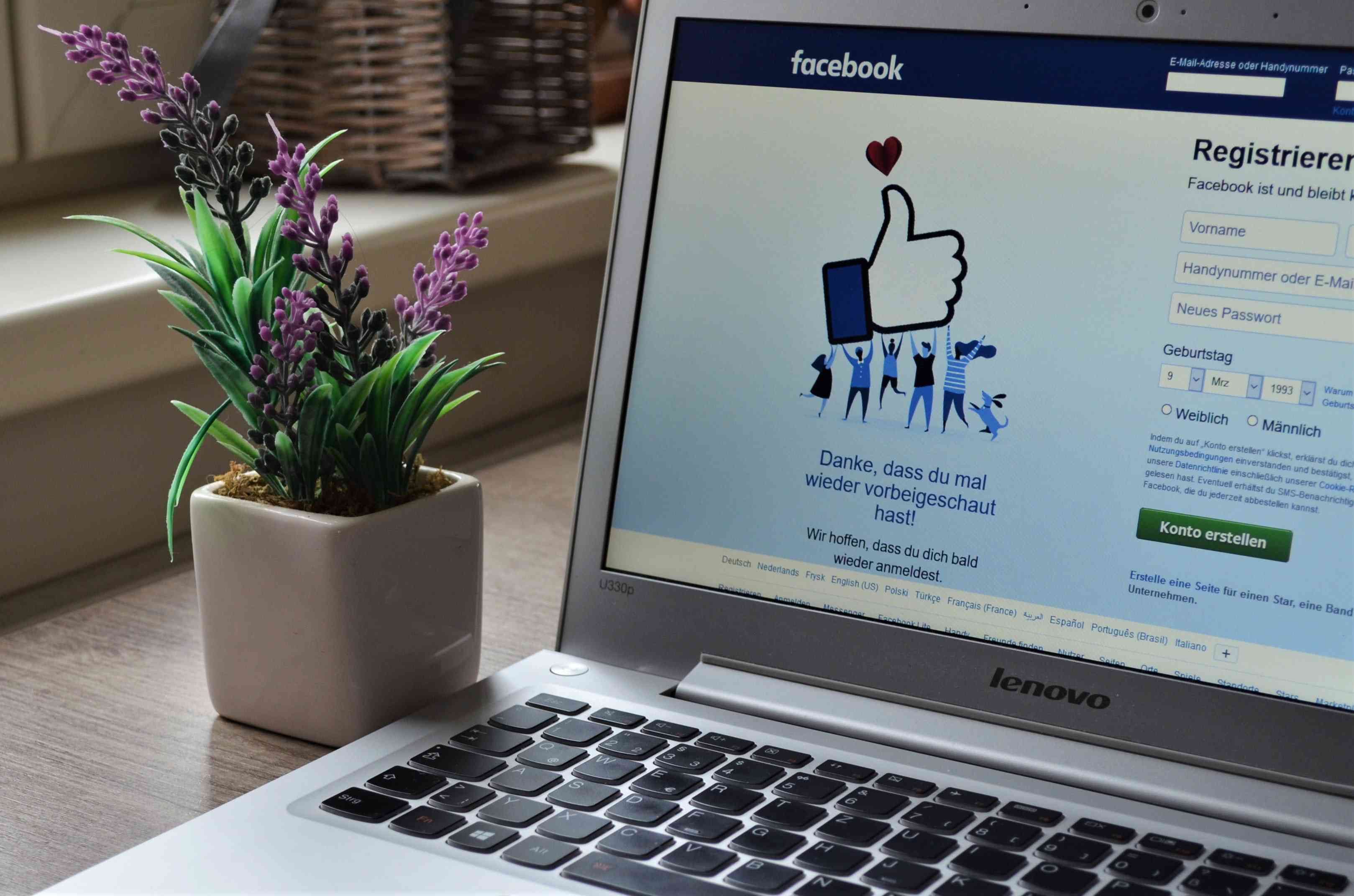 En bild av Facebook-inloggningssidan på en bärbar dator.