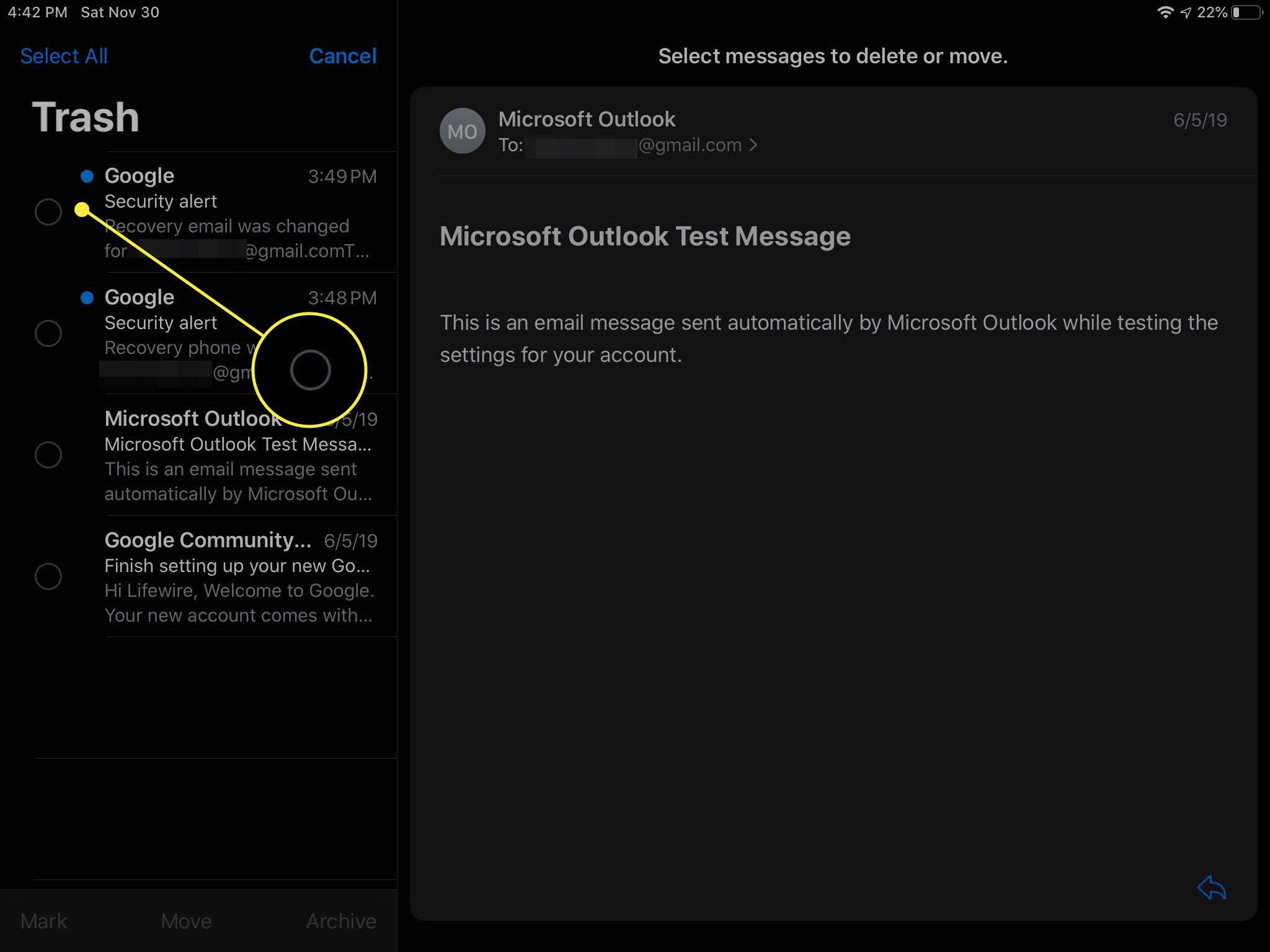 Välja ett e-postmeddelande som ska tas bort i Gmail i iOS Mail-appen.