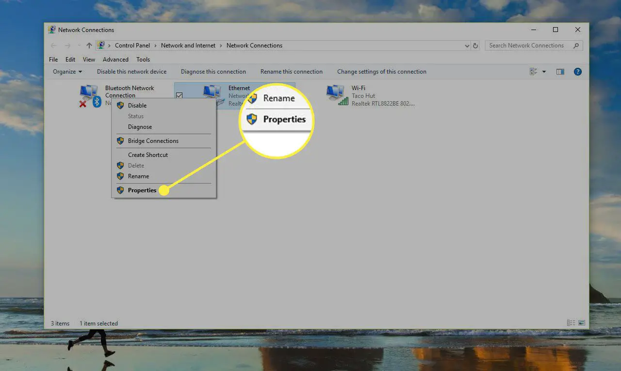 En skärmdump av Windows nätverksanslutningsfönster med kommandot Egenskaper markerat