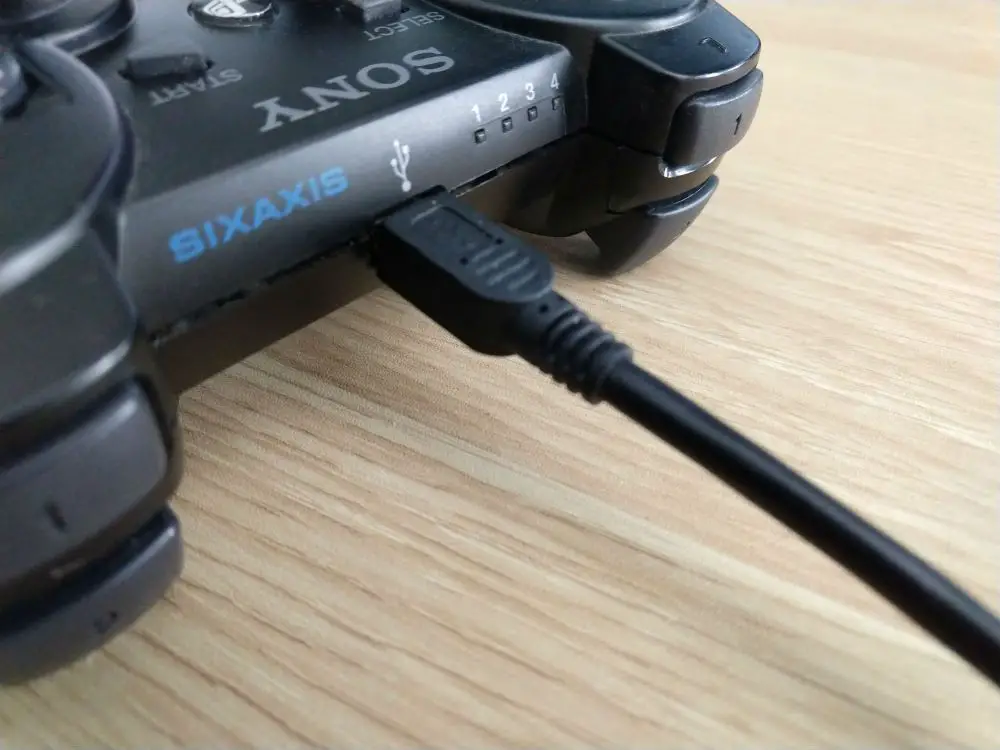 En PS3 ansluten med en mini-USB-kabel