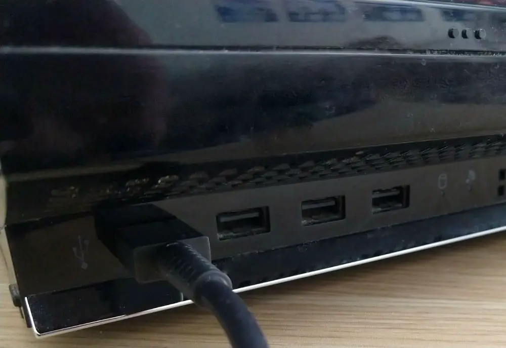 En USB-kabel ansluten till en PS3