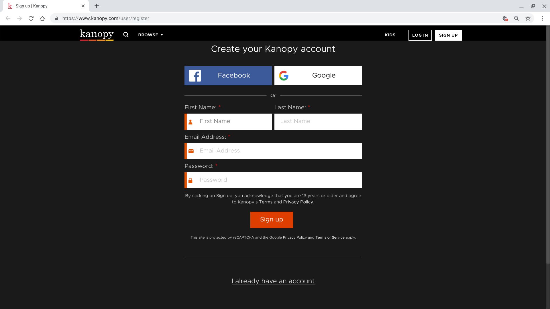 Skärmdump av registreringssidan för Kanopy.com;  visar inloggningsalternativ för Facebook och Google-konto, tillsammans med förnamn, efternamn, e-postadress och lösenordsfält och en "Registrera" -knapp
