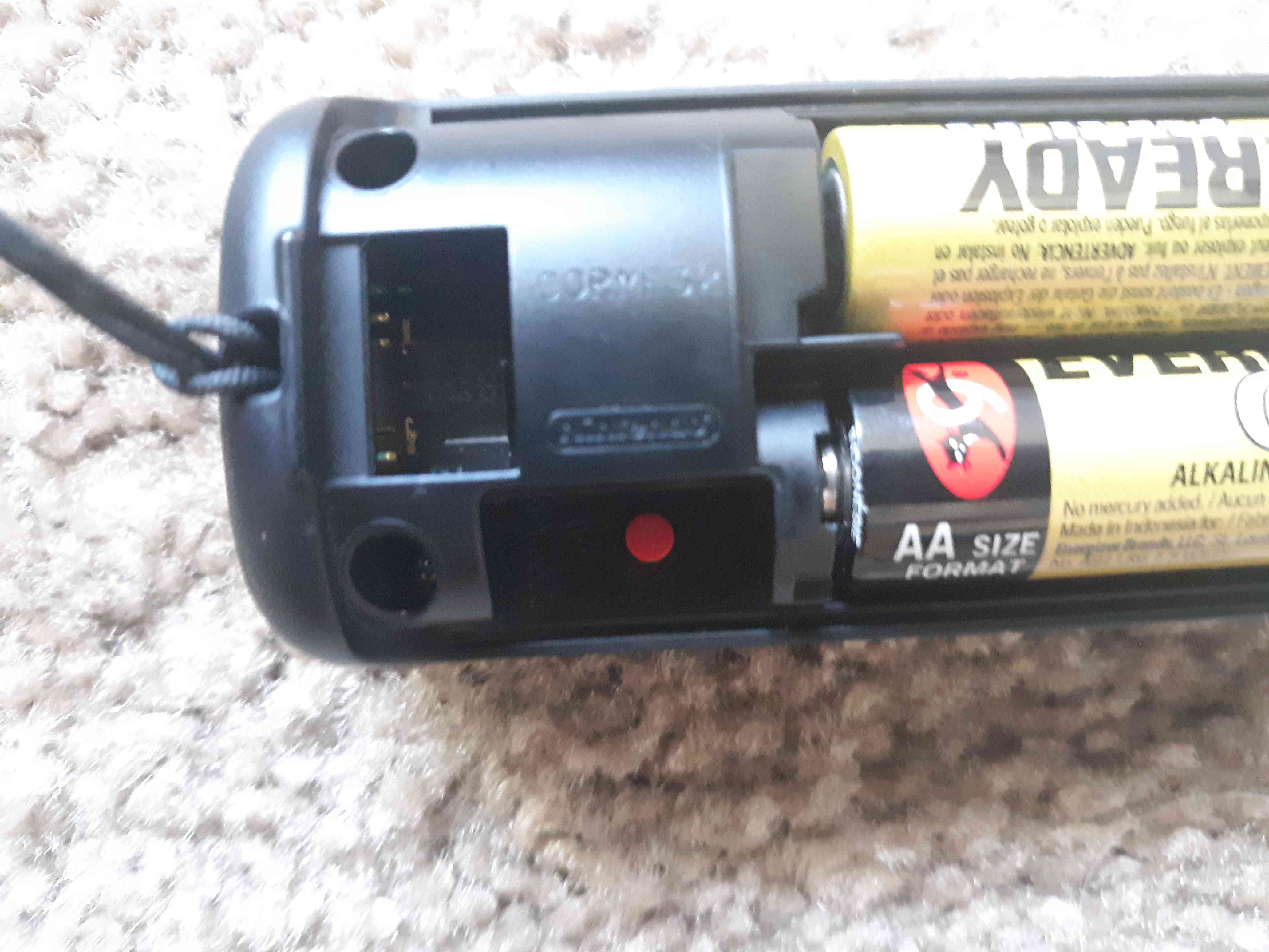 Den röda synkroniseringsknappen är under batterierna på baksidan av Wii-fjärrkontrollen.