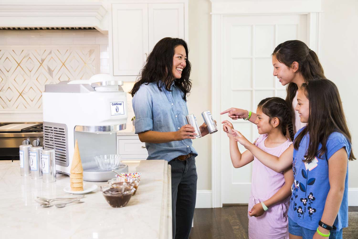 En familj som väljer glasssmak till Coldsnap-maskinen.