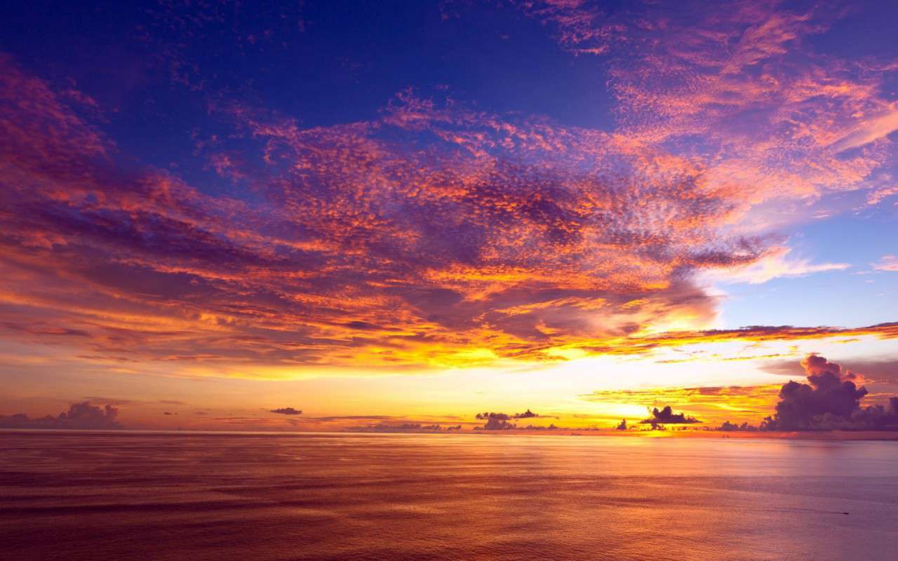 Gratis havsbakgrund med rosa solnedgångshimmel och moln över havet