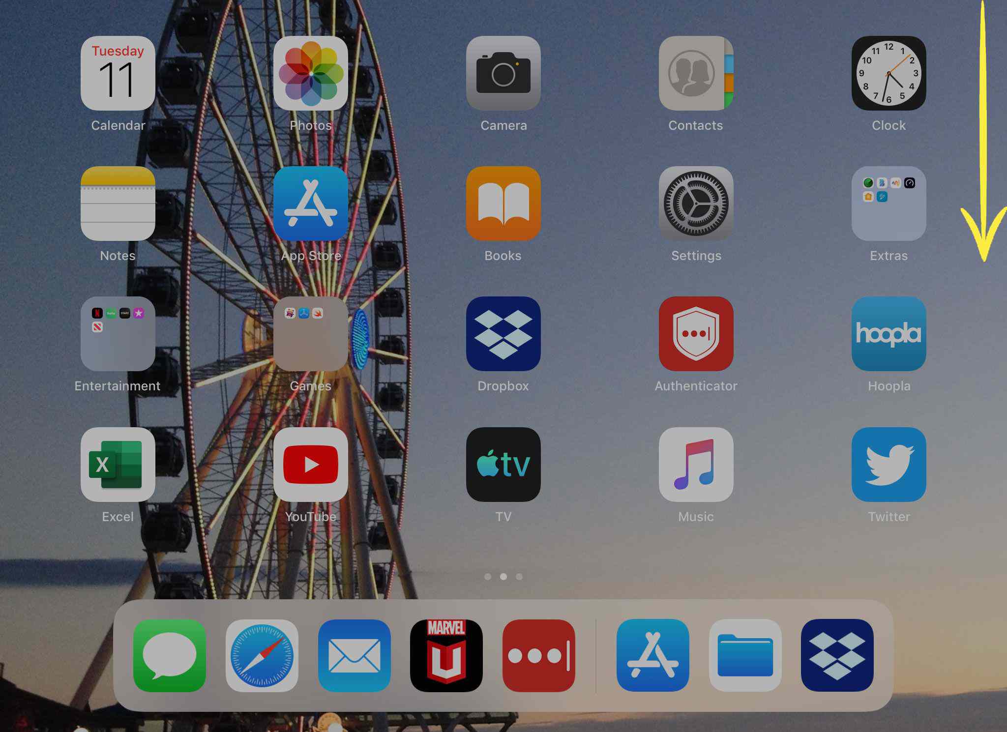 Svep nedåt från det övre högra hörnet på skärmen för att öppna Meddelandecentret på en iPad