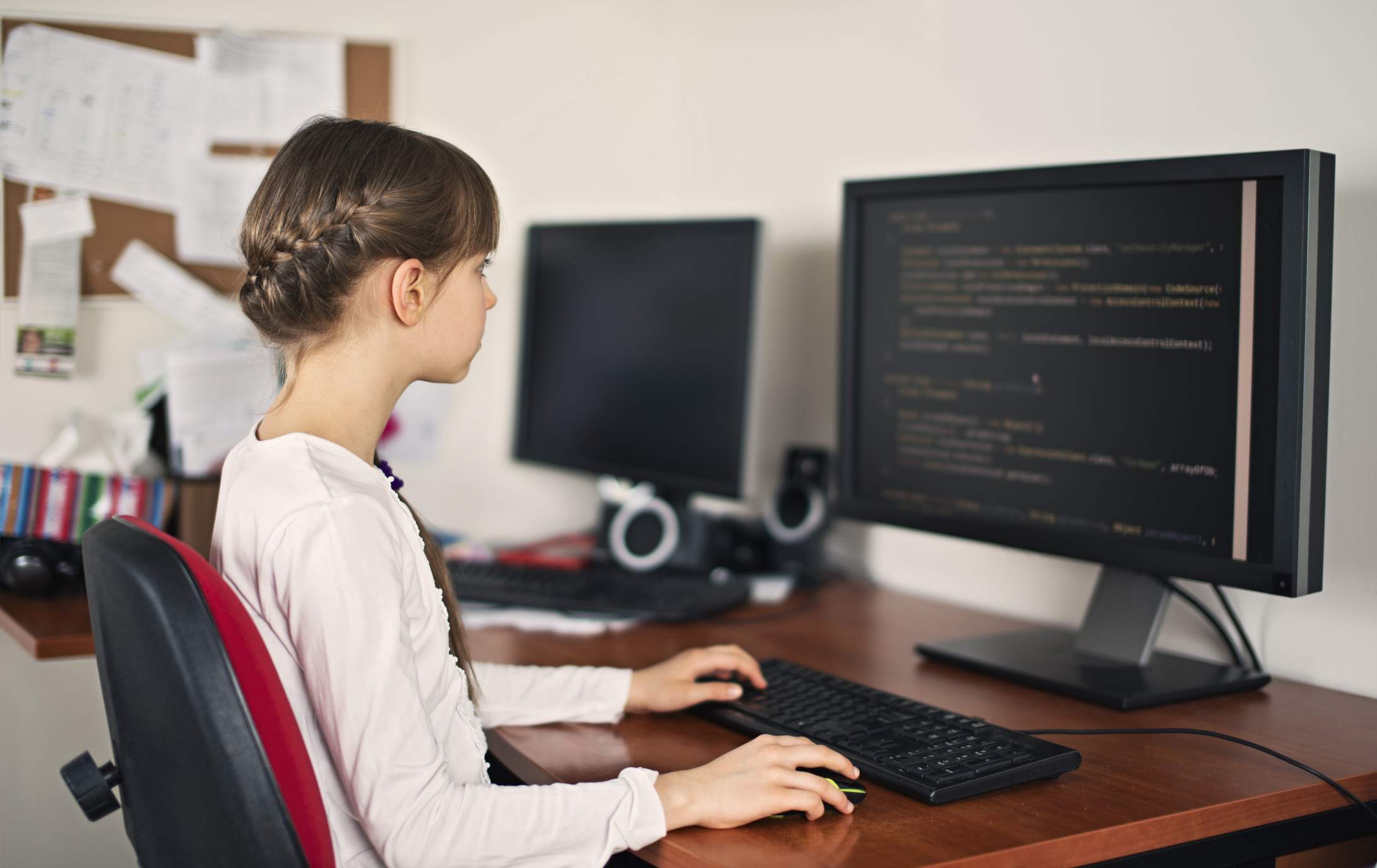 Student som lär sig att koda på stationär dator hemma