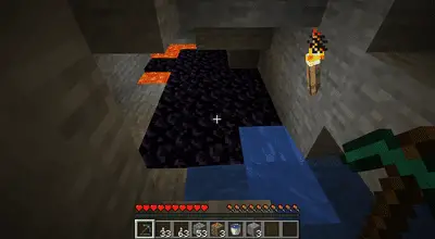 Obsidian underground i Minecraft.