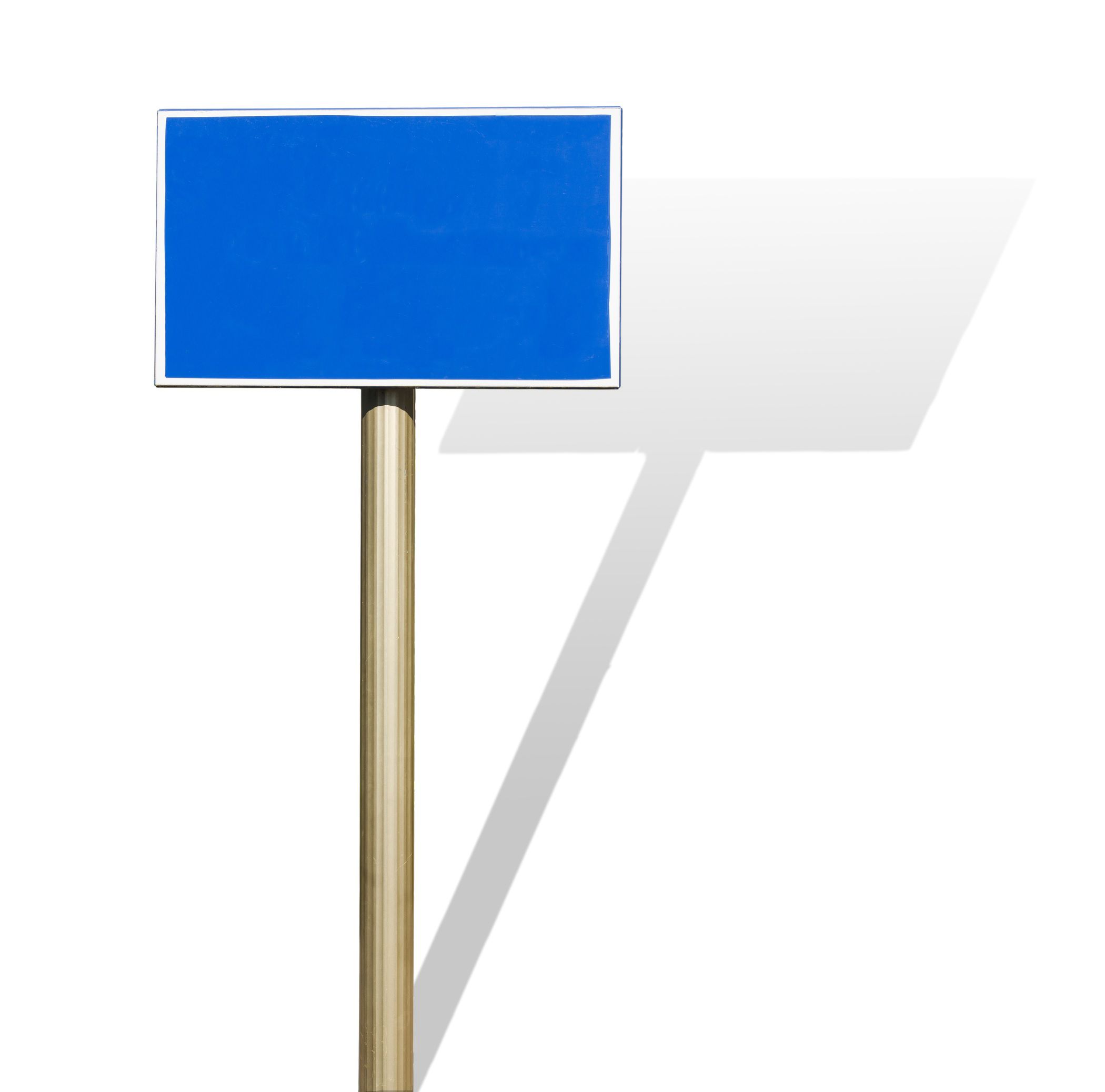 Ett blått tecken på en stolpe kastar en skugga på en vit bakgrund.