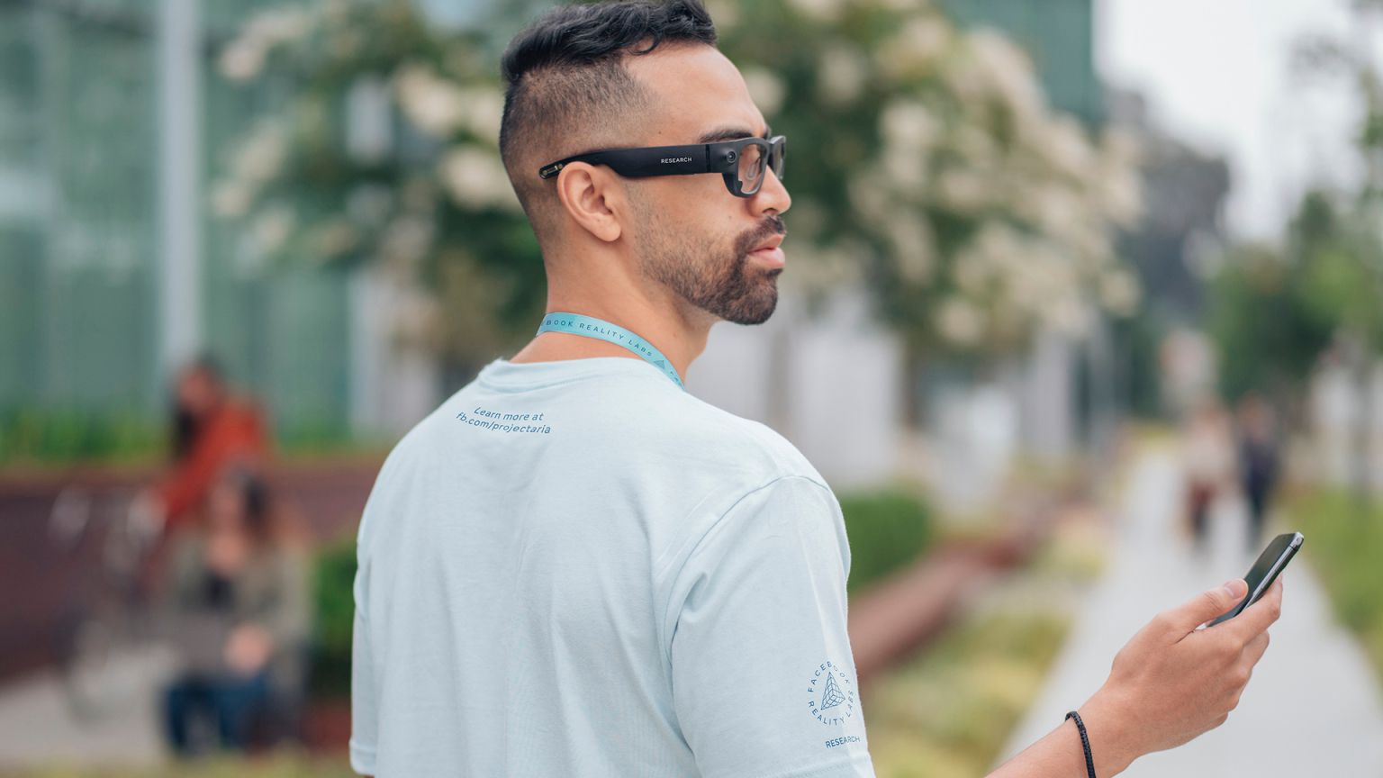 Facebook AR-forskare som bär Project Aria-glasögon