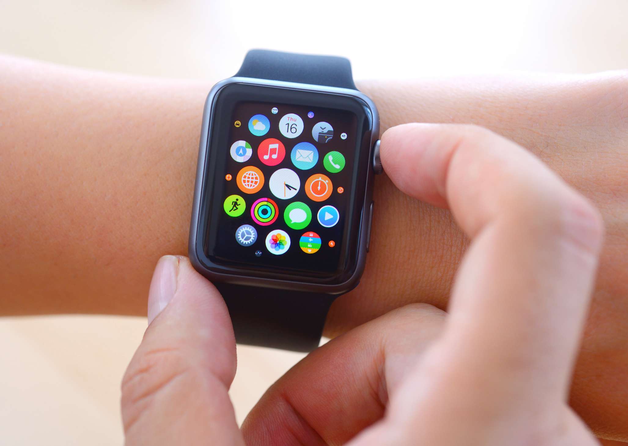 Använda Black Apple Watch Sport och kontrollera om Apple Care garantistatus är