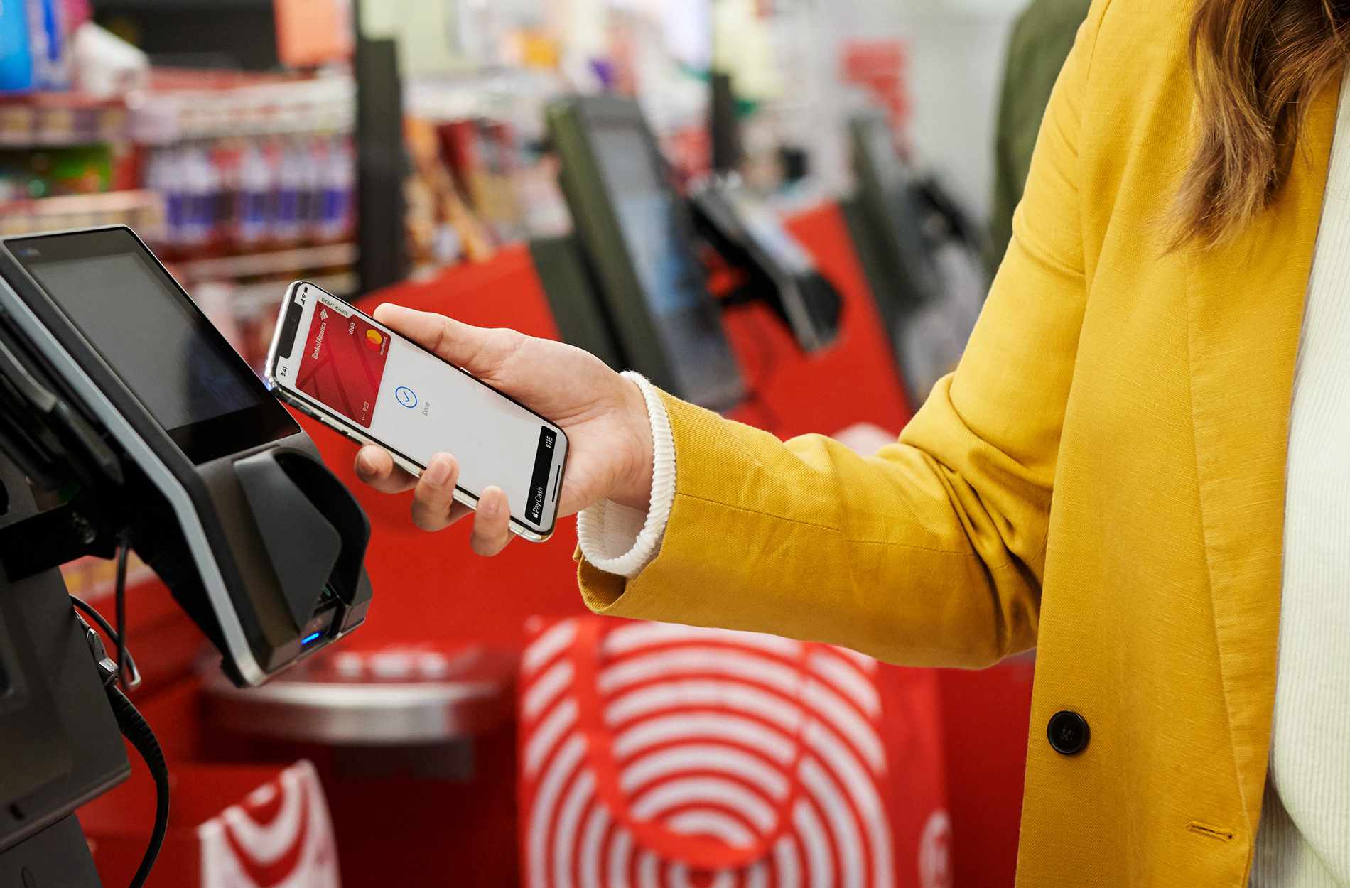 Ett foto av en kvinna som använder Apple Pay på Target