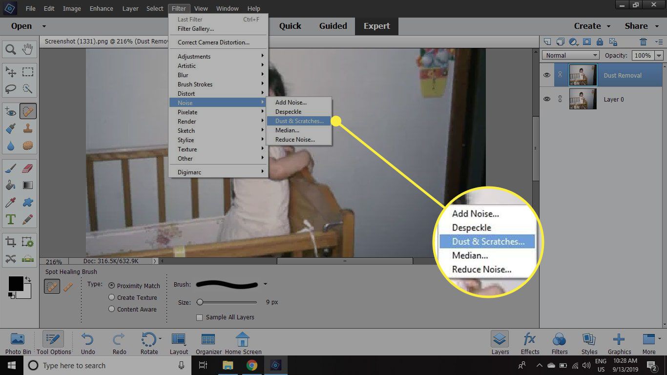 En skärmdump av Photoshop Elements med Dust & Scratches-kommandot markerat