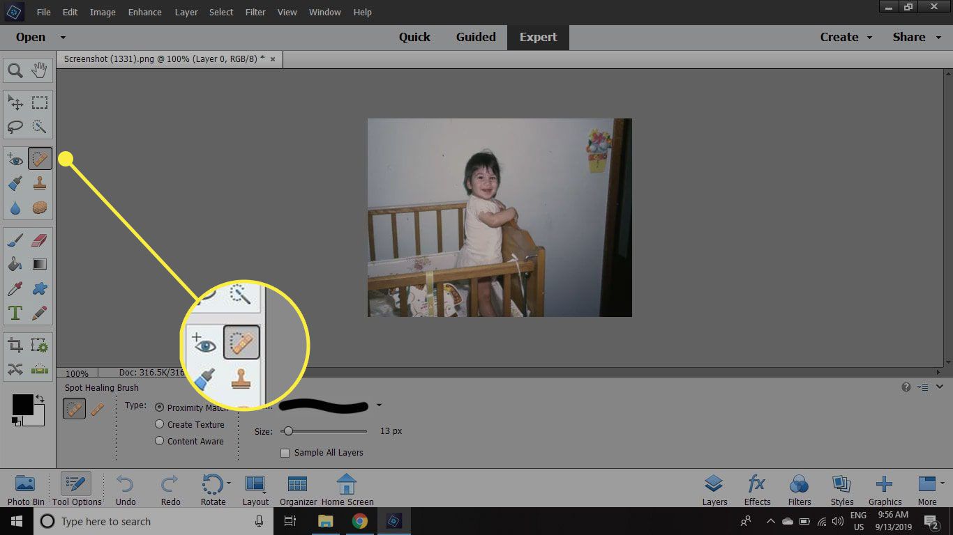 En skärmdump av Photoshop Elements med Spot Healing-verktyget markerat