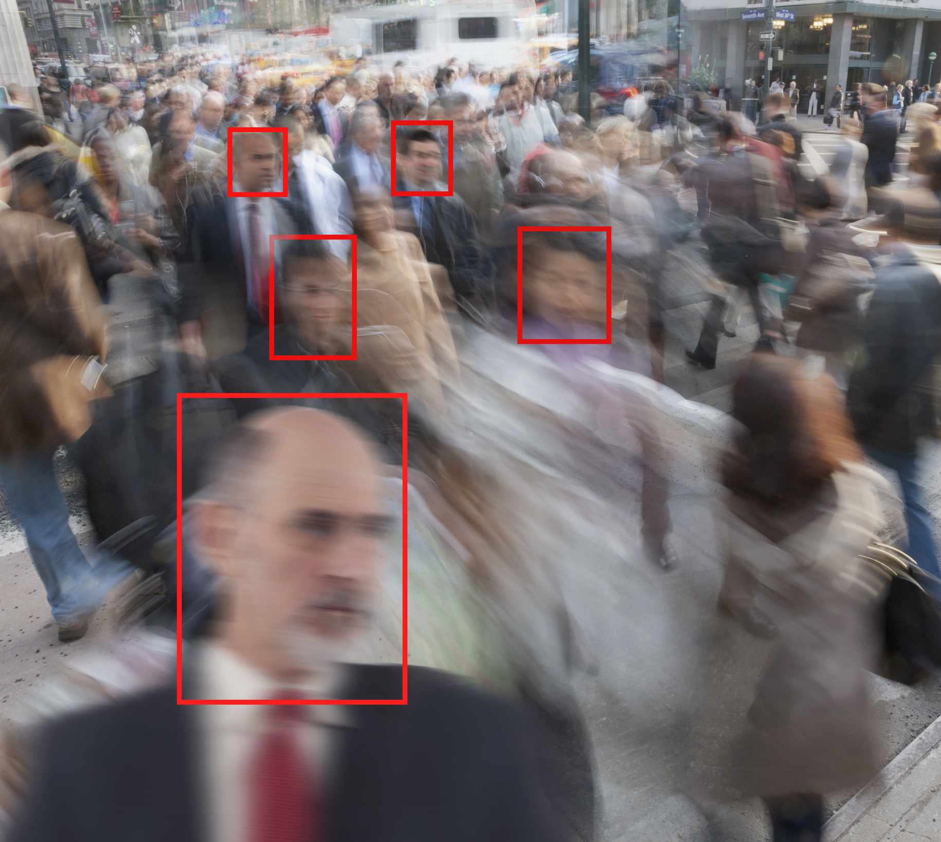 Ansiktsigenkänning som används på fotgängare på en New York Street.
