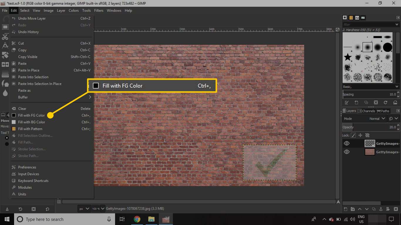 En bild som är öppen i GIMP med kommandot "Fyll med förgrundsfärg" under redigeringsmenyn markerad
