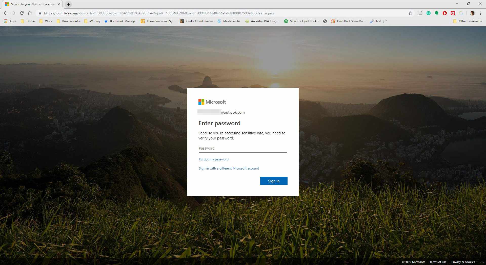 En dialogruta som begär ett lösenord i Outlook.com.