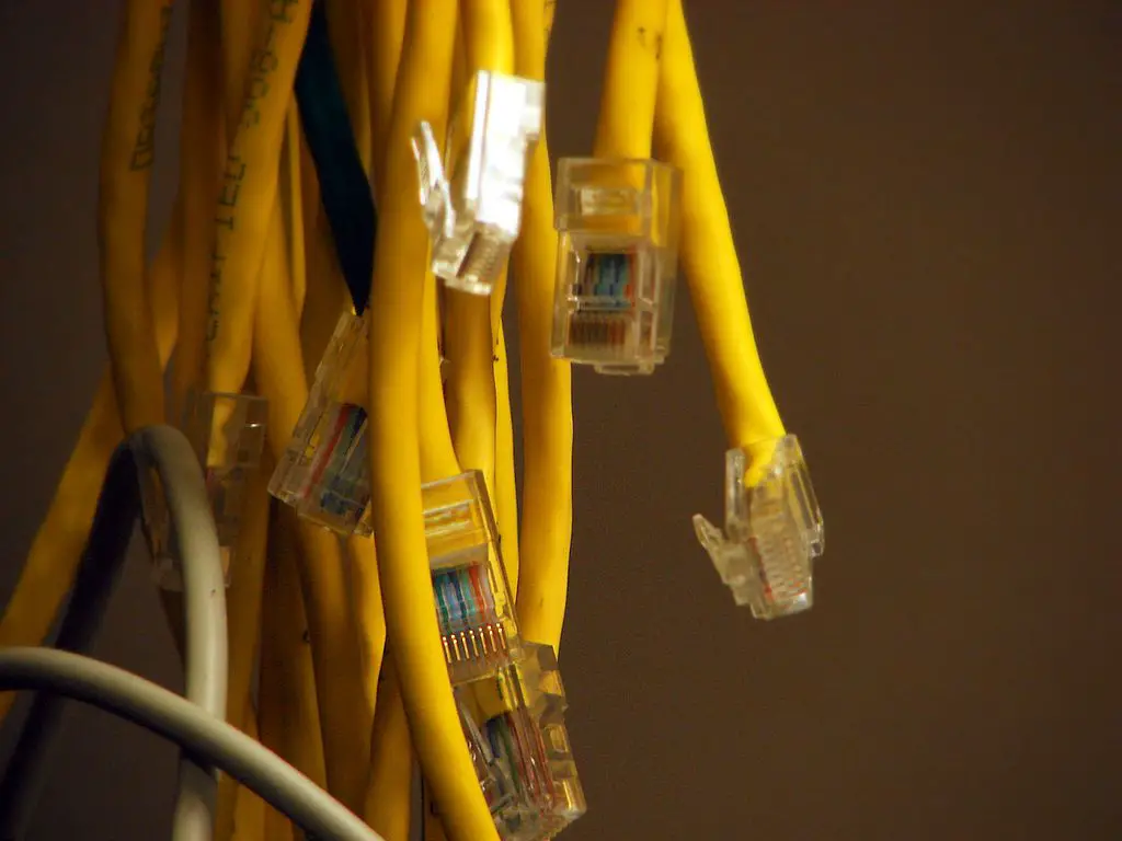 gula nätverkskablar som hänger ovanifrån