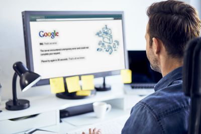 En man tittar på ett felmeddelande på Google Drive på sin dator.