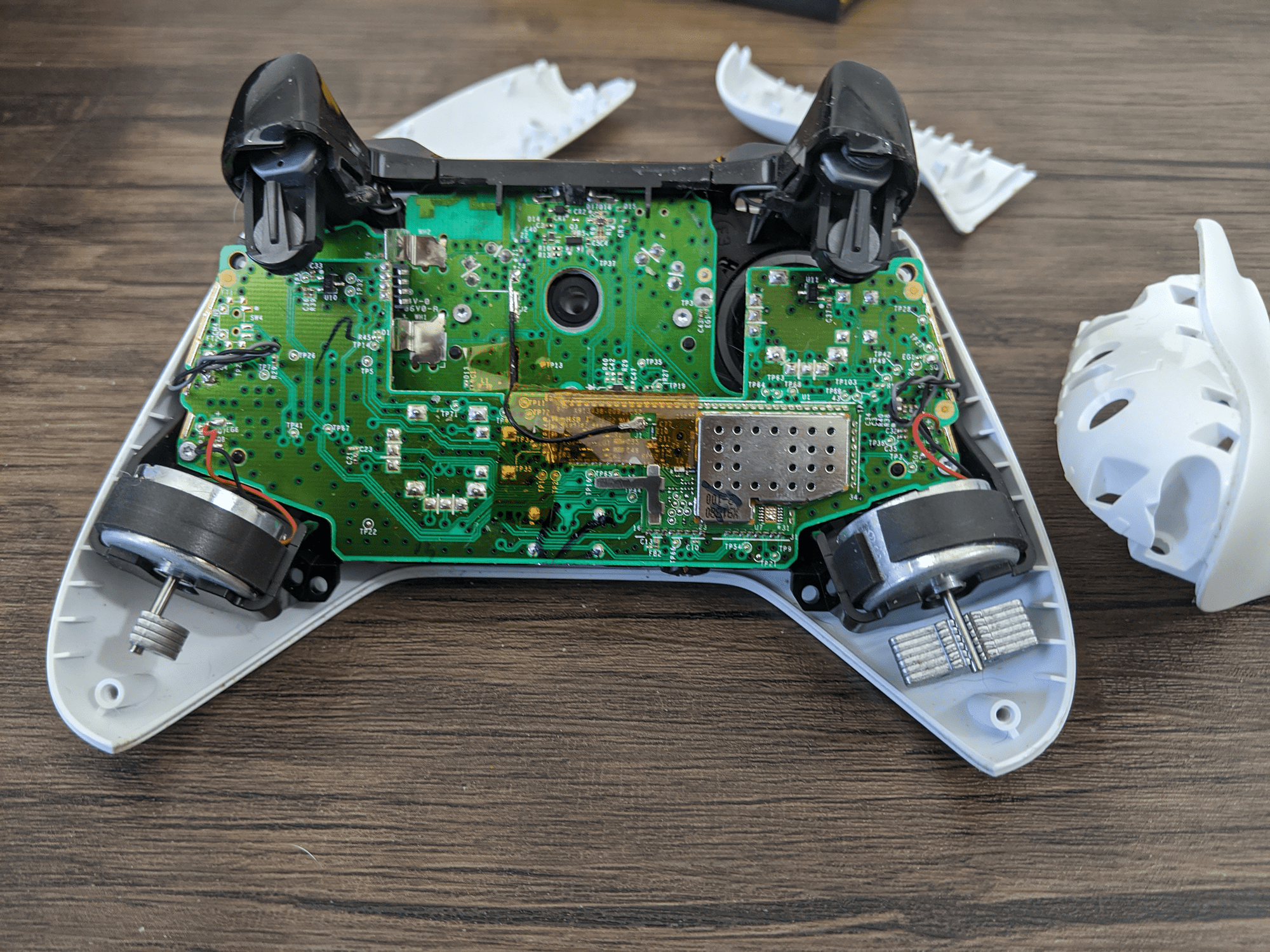 En demonterad Xbox One-kontroller.