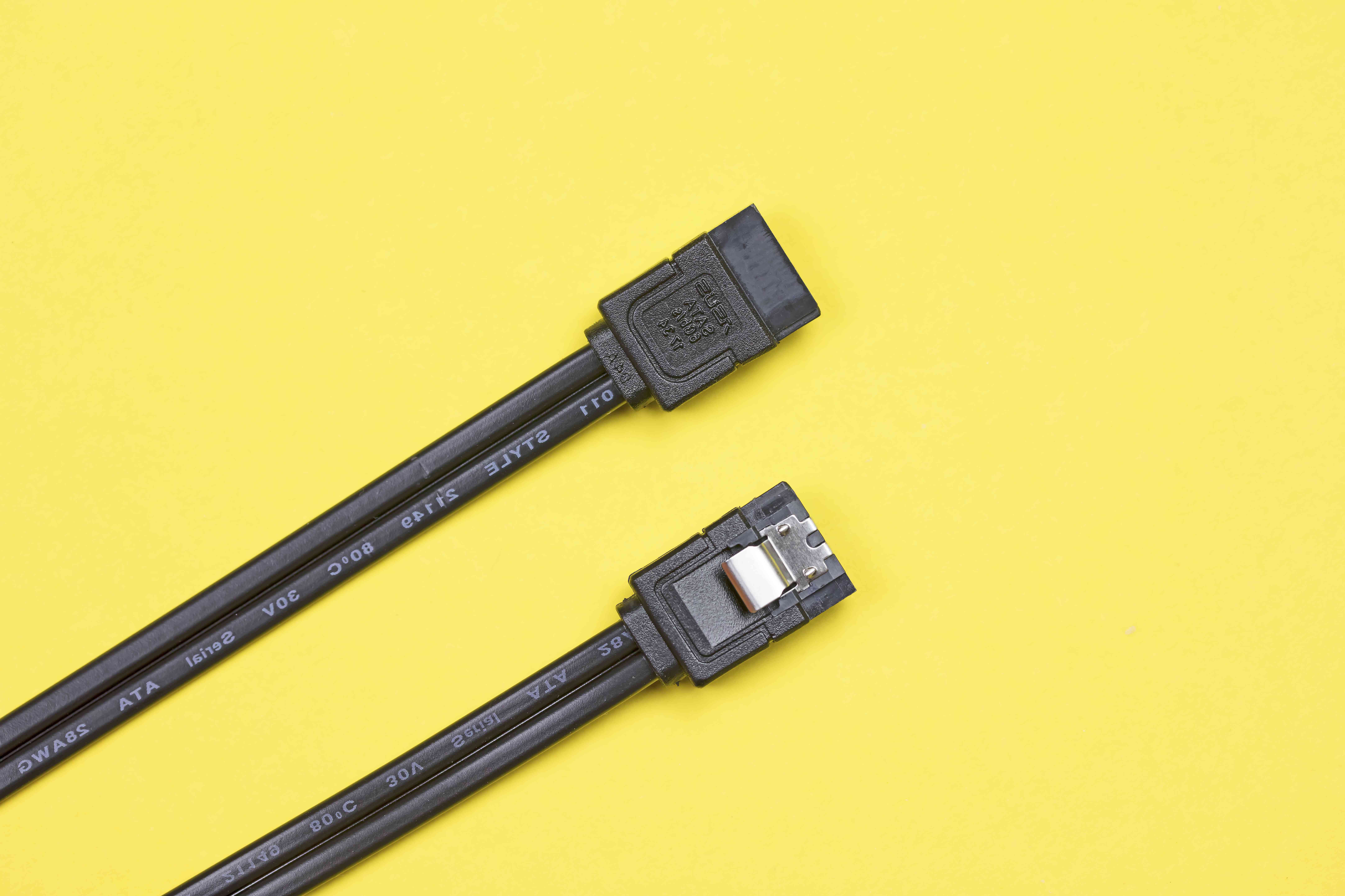 Svart eSATA-kabel för anslutning av en hårddisk till moderkortet, datorkomponent