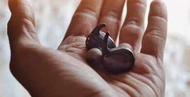 Vad är smarta öronsnäckor? 28 cropped hand holding in ear headphones 999554150 5b6f975cc9e77c00825fb392 5d2a36705d02484d93ed248345258629