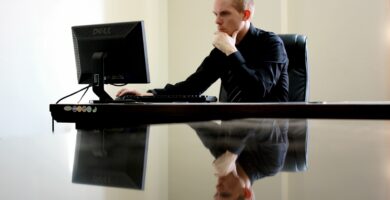 desk computer work man working keyboard 1178924 pxhere.com abba6e941b894f079b22d678f07e36f0