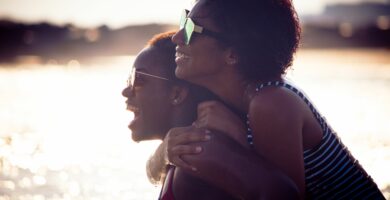 5 sätt människor använder Instagram 8 two black women at the beach together 821666176 f56eac72361d4bb0bdf52d5014dd4ef5