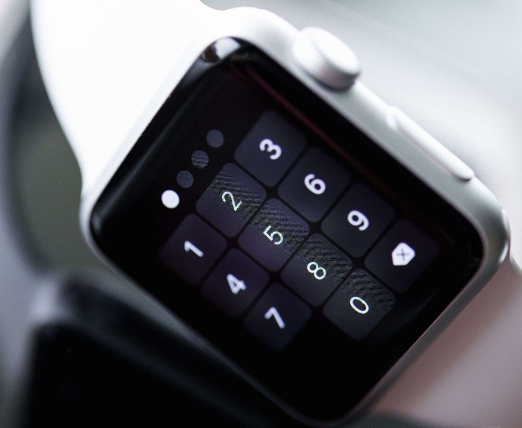 Apple -klockans ansikte visar lösenordskärm