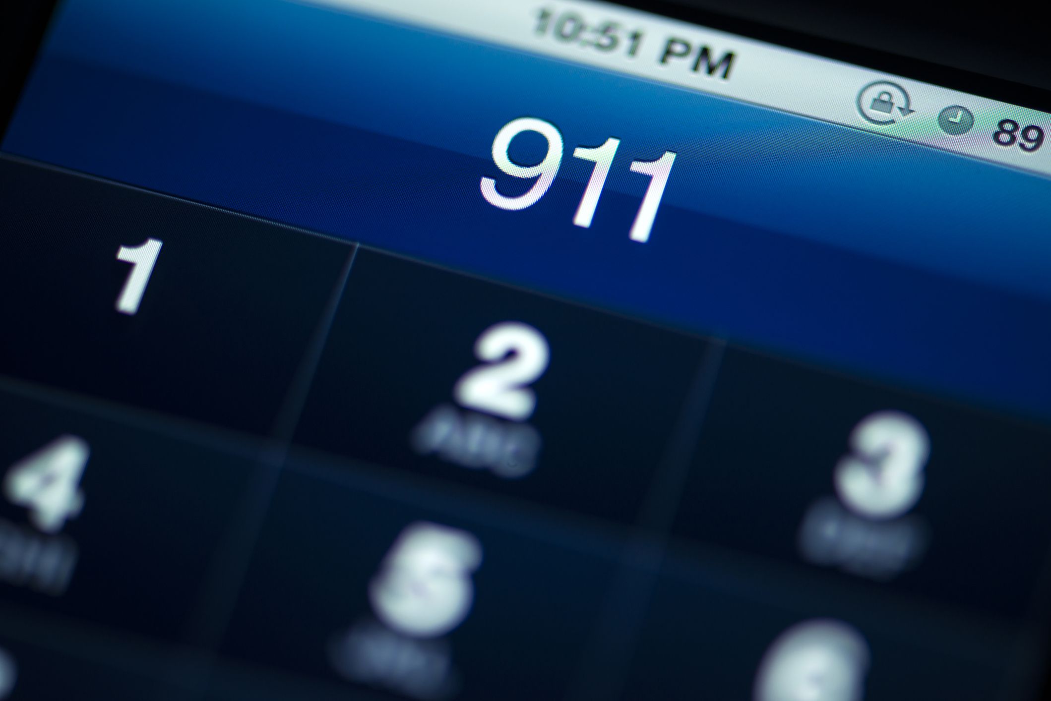 En mobiltelefons skärm visar 911