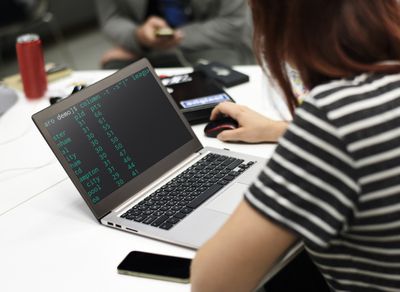 Kvinna som använder dator med linux -kod