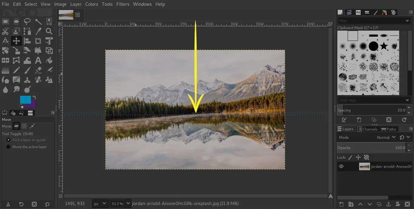 En skärmdump av GIMP med en pil som indikerar att en guide dras ner